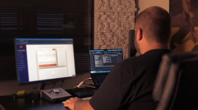 Produtor de áudio trabalhando em estúdio na AmpliAd